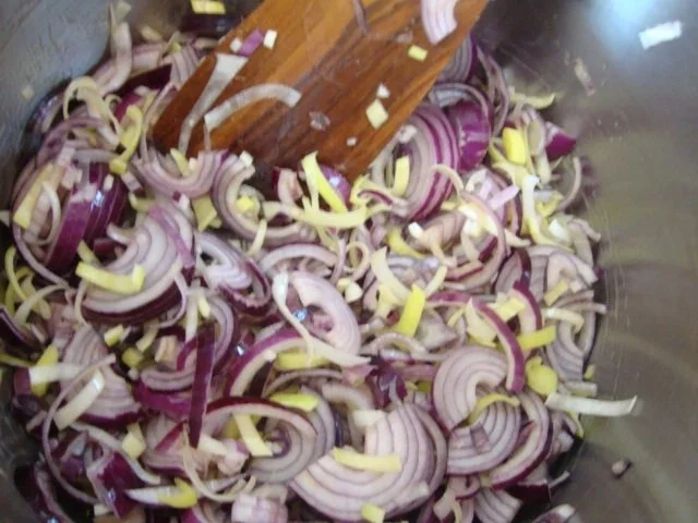 Rezept: Zwiebelsüppchen mit gratinierten Kartoffeltaler Bild Nr. 6 Zwiebelsüppchen mit gratinierten Kartoffeltaler - Rezept - Bild Nr. 6