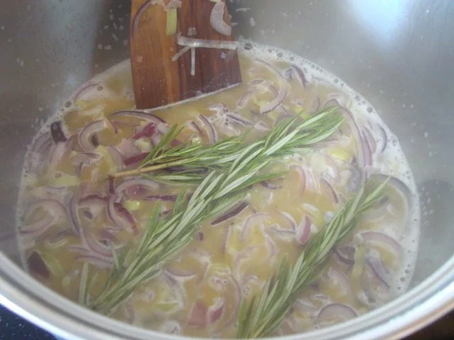 Rezept: Zwiebelsüppchen mit gratinierten Kartoffeltaler Bild Nr. 7 Zwiebelsüppchen mit gratinierten Kartoffeltaler - Rezept - Bild Nr. 7