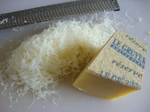 Rezept: Zwiebelsüppchen mit gratinierten Kartoffeltaler Bild Nr. 10 Zwiebelsüppchen mit gratinierten Kartoffeltaler - Rezept - Bild Nr. 10