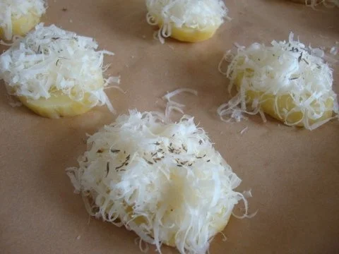 Rezept: Zwiebelsüppchen mit gratinierten Kartoffeltaler Bild Nr. 11 Zwiebelsüppchen mit gratinierten Kartoffeltaler - Rezept - Bild Nr. 11