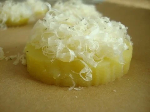 Rezept: Zwiebelsüppchen mit gratinierten Kartoffeltaler Bild Nr. 12 Zwiebelsüppchen mit gratinierten Kartoffeltaler - Rezept - Bild Nr. 12