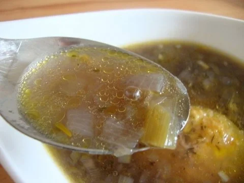 Rezept: Zwiebelsüppchen mit gratinierten Kartoffeltaler Zwiebelsüppchen mit gratinierten Kartoffeltaler - Rezept