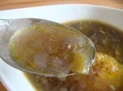 Zwiebelsüppchen mit gratinierten Kartoffeltaler - Rezept