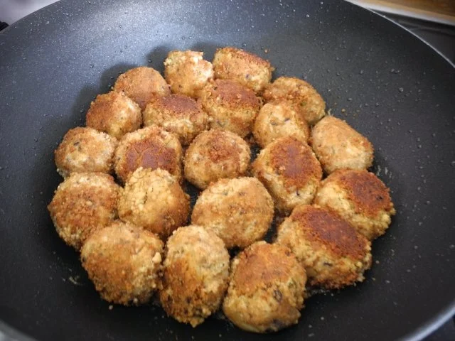 Rezept: Kräuter - Tofu - Bällchen an Gemüse - Mix mit gerösteten Zwiebeln Bild Nr. 2 Kräuter - Tofu - Bällchen an Gemüse - Mix mit gerösteten Zwiebeln - Rezept - Bild Nr. 2