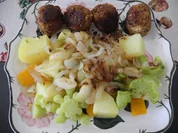 Kräuter - Tofu - Bällchen an Gemüse - Mix mit gerösteten Zwiebeln - Rezept