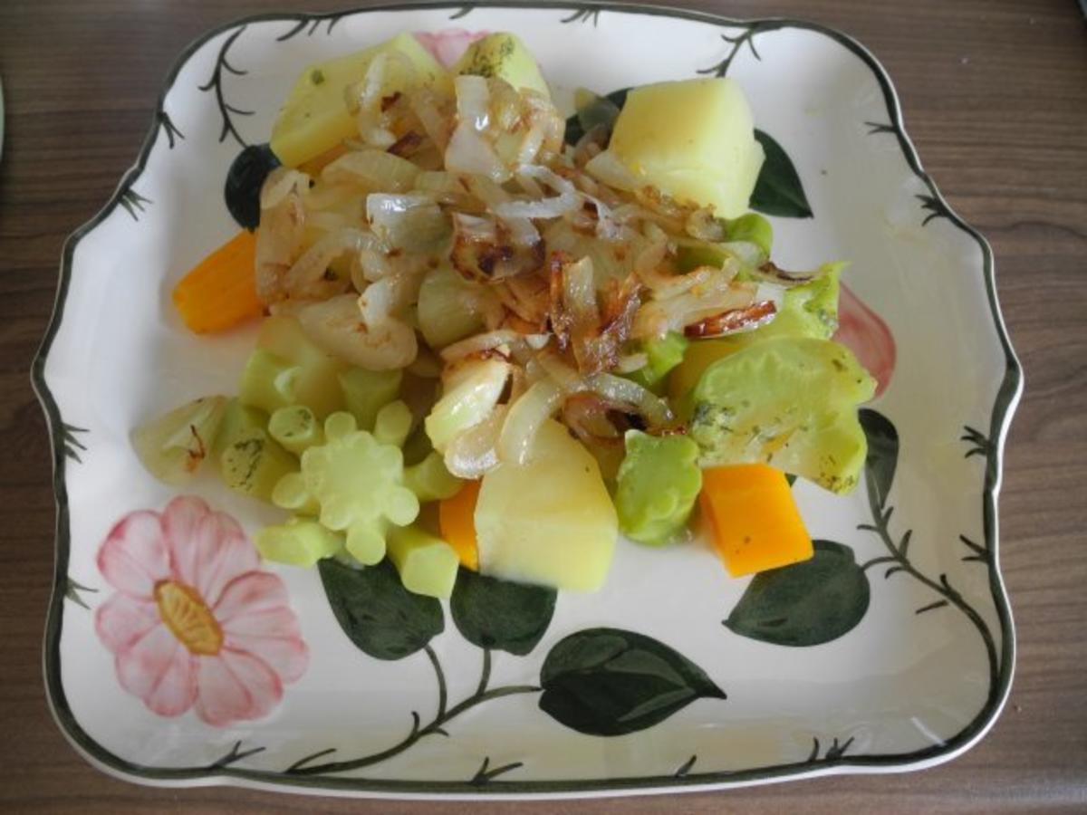 Kräuter - Tofu - Bällchen an Gemüse - Mix mit gerösteten Zwiebeln - Rezept - Bild Nr. 3