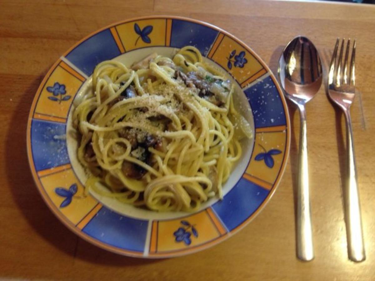 Spaghetti in Champignon-Rahmsoße - Rezept