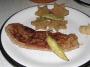 Falsches Kotelett mit Stern - Röstbrot und meinen schnellen Tomatensalat - Rezept