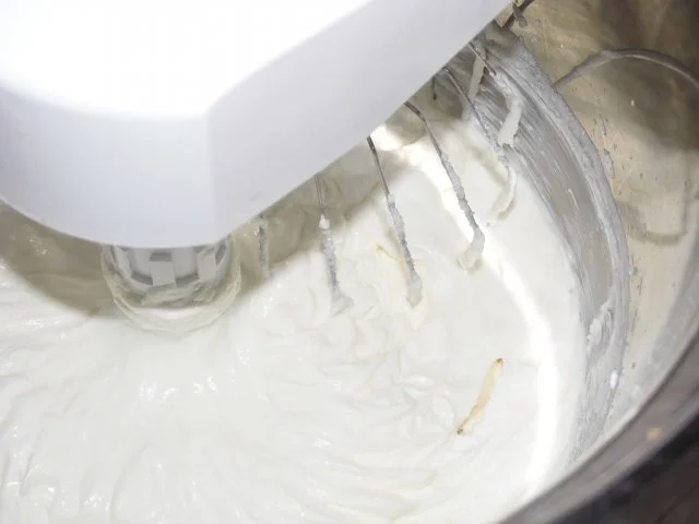 Schwarz - weißes Dessert mit Ananas Salsa - Rezept - Bild Nr. 2