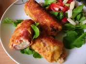 Spargelröllchen ummantelt mit Käse und Schinken goldgelb gebraten - Rezept