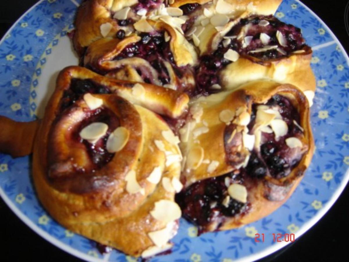 Rosenkuchen mit Waldbeeren - Rezept mit Bild - kochbar.de