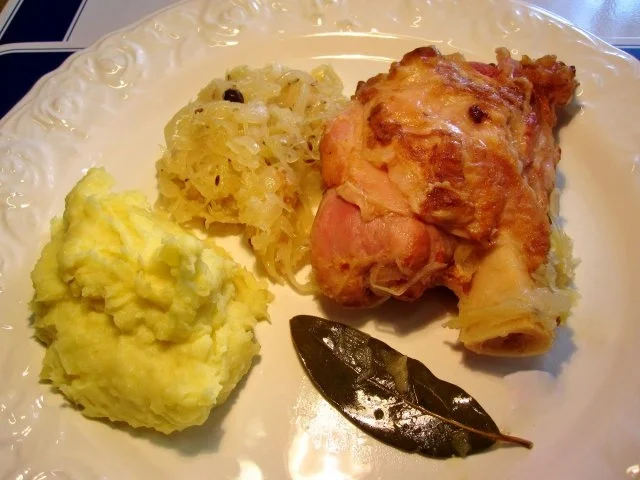 Rezept: Eisbein gepökelt mit Sauerkraut und Stampfkartoffeln Eisbein gepökelt mit Sauerkraut und Stampfkartoffeln - Rezept