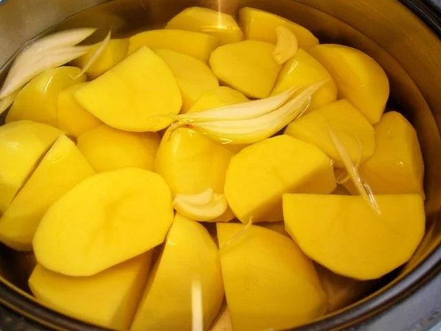 Rezept: Eisbein gepökelt mit Sauerkraut und Stampfkartoffeln Bild Nr. 4 Eisbein gepökelt mit Sauerkraut und Stampfkartoffeln - Rezept - Bild Nr. 4