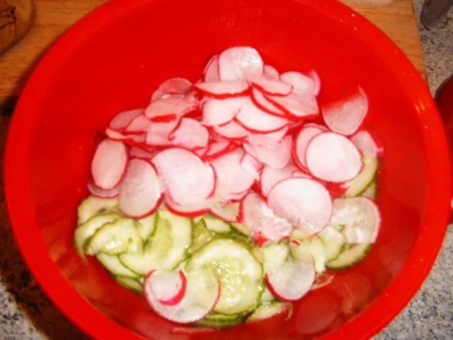 Rezept: Radieschen-Gurkensalat Bild Nr. 3 Radieschen-Gurkensalat - Rezept - Bild Nr. 3
