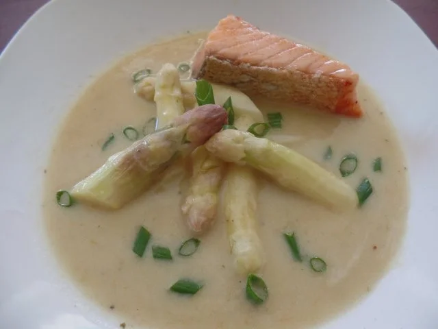 Rezept: Spargelsuppe mit Lachsfilet Spargelsuppe mit Lachsfilet - Rezept