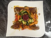 Lammfilet mit Kräuterkruste, dazu Gemüserauten und Rote-Bete-Kartoffel-Türmchen - Rezept