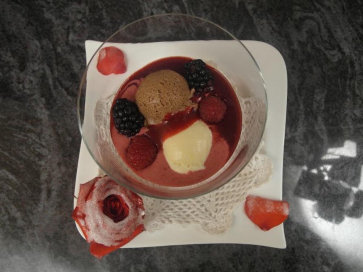 Dessert im Kugelglas mit gezuckerten Rosen - Rezept