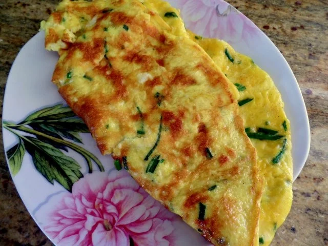 Einfaches Omelett mit Käse und Schnittlauch - Rezept