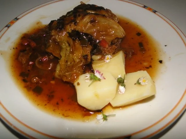 Spitzkohlrouladen mit Hack-Zwiebel-Masse mit Kapern in der Füllung mit Gewürzgurken - Rezept