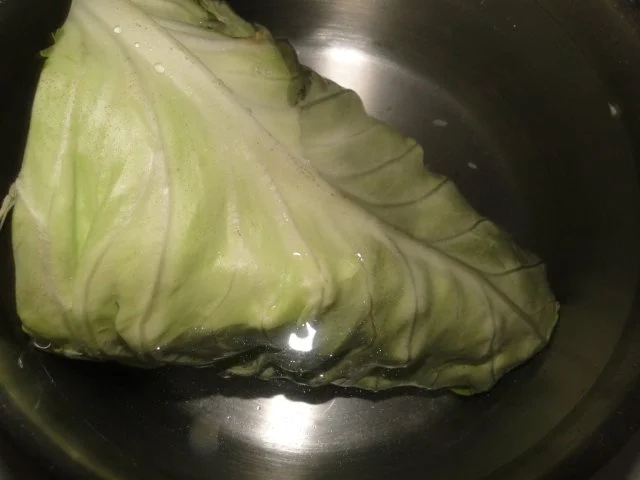 Spitzkohlrouladen mit Hack-Zwiebel-Masse mit Kapern in der Füllung mit Gewürzgurken - Rezept - Bild Nr. 2