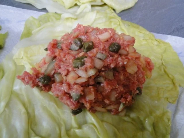 Spitzkohlrouladen mit Hack-Zwiebel-Masse mit Kapern in der Füllung mit Gewürzgurken - Rezept - Bild Nr. 7