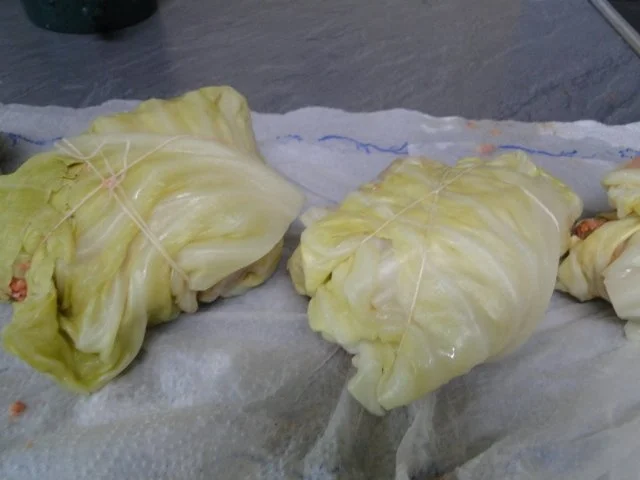 Spitzkohlrouladen mit Hack-Zwiebel-Masse mit Kapern in der Füllung mit Gewürzgurken - Rezept - Bild Nr. 8