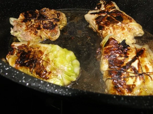 Spitzkohlrouladen mit Hack-Zwiebel-Masse mit Kapern in der Füllung mit Gewürzgurken - Rezept - Bild Nr. 9