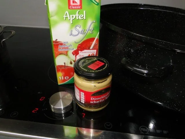 Spitzkohlrouladen mit Hack-Zwiebel-Masse mit Kapern in der Füllung mit Gewürzgurken - Rezept - Bild Nr. 11