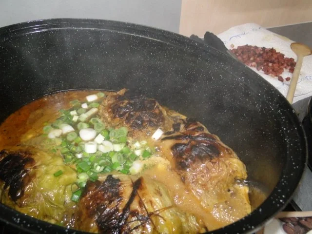 Spitzkohlrouladen mit Hack-Zwiebel-Masse mit Kapern in der Füllung mit Gewürzgurken - Rezept - Bild Nr. 12