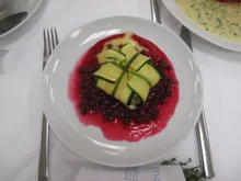 Lauwarme Zucchinipäckchen auf Preiselbeerspiegel - Rezept