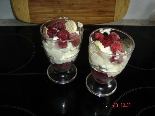 Rezept: Mohrenkopfcreme mit Himbeeren Mohrenkopfcreme mit Himbeeren - Rezept