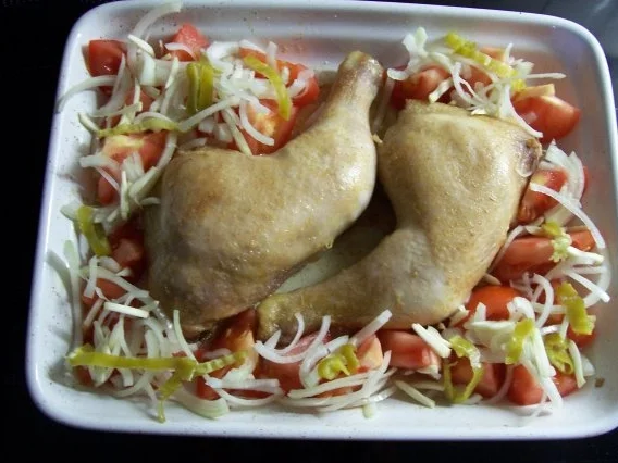 Hähnchenschenkel im Tomatennest - Rezept