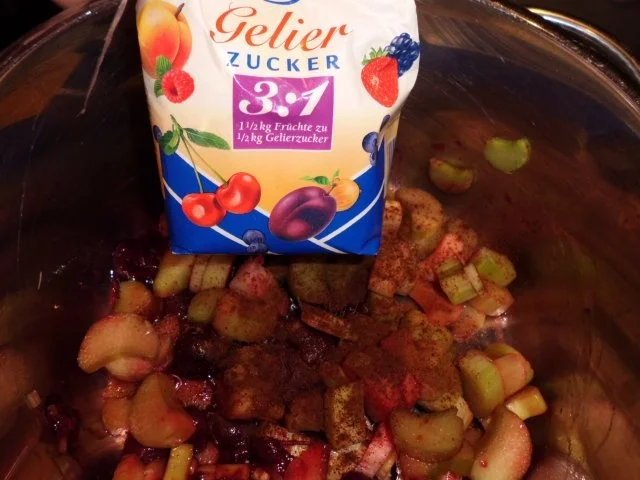 Rezept: Aufstrich, süß: Rhabarber-Konfitüre mit Kirschen und Nelke Aufstrich, süß: Rhabarber-Konfitüre mit Kirschen und Nelke - Rezept