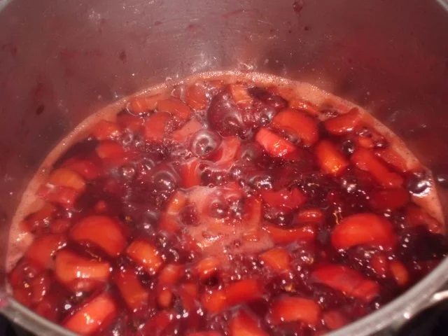 Rezept: Aufstrich, süß: Rhabarber-Konfitüre mit Kirschen und Nelke Bild Nr. 2 Aufstrich, süß: Rhabarber-Konfitüre mit Kirschen und Nelke - Rezept - Bild Nr. 2