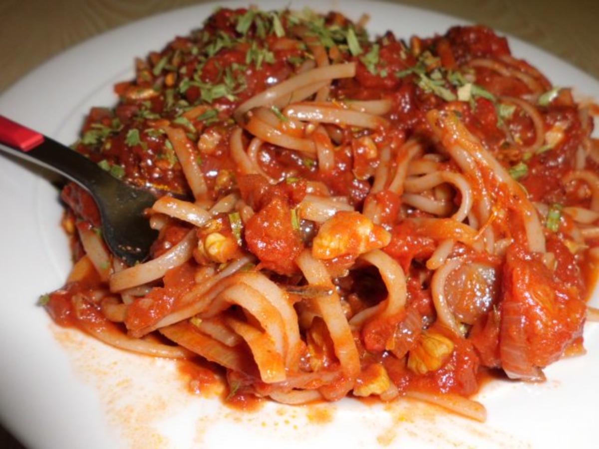 Pfannengericht: Linguine mit Tomaten-Wein-Suga und Walnüssen - Rezept