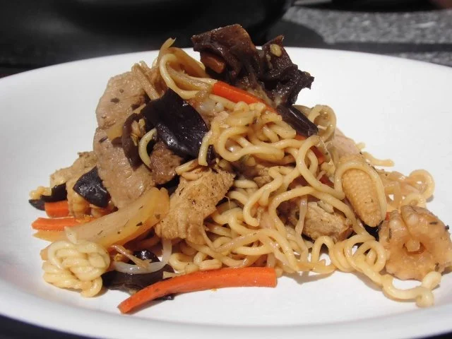 Wok Gemüse mit Nudeln und Fleisch - Rezept