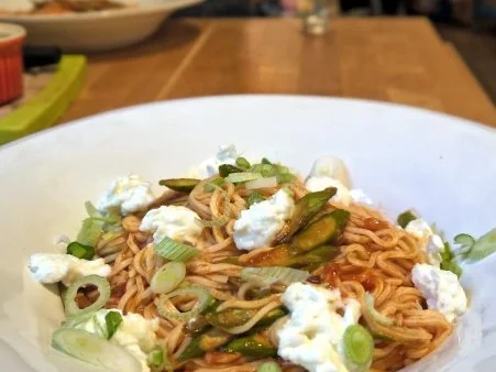 Spaghetti mit Tomatensugo, grünem Spargel und Büffelmozzarella - Rezept - Bild Nr. 17