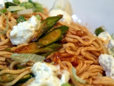 Spaghetti mit Tomatensugo, grünem Spargel und Büffelmozzarella - Rezept