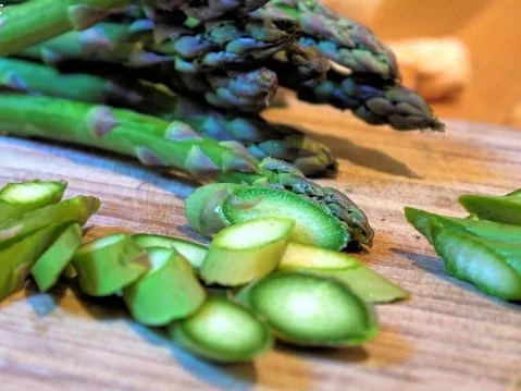 Spaghetti mit Tomatensugo, grünem Spargel und Büffelmozzarella - Rezept - Bild Nr. 11