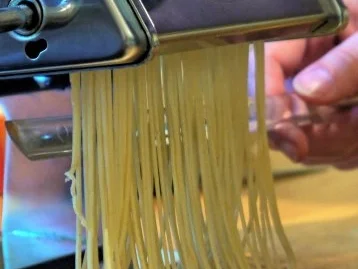 Spaghetti mit Tomatensugo, grünem Spargel und Büffelmozzarella - Rezept - Bild Nr. 13