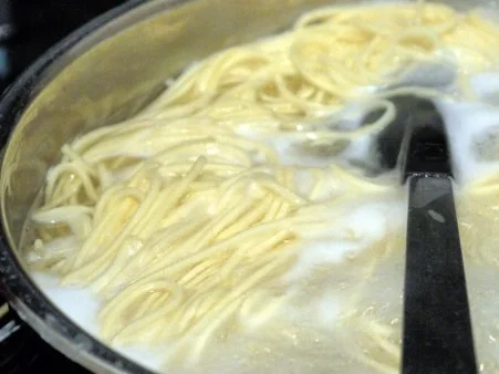 Spaghetti mit Tomatensugo, grünem Spargel und Büffelmozzarella - Rezept - Bild Nr. 3