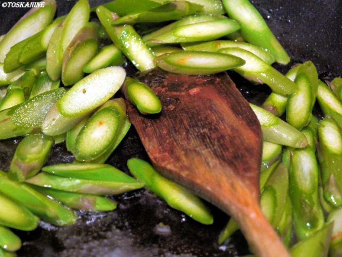 Spaghetti mit Tomatensugo, grünem Spargel und Büffelmozzarella ...