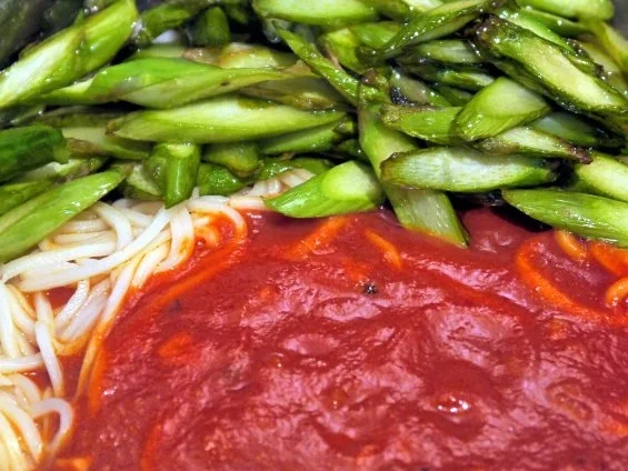 Spaghetti mit Tomatensugo, grünem Spargel und Büffelmozzarella - Rezept - Bild Nr. 15