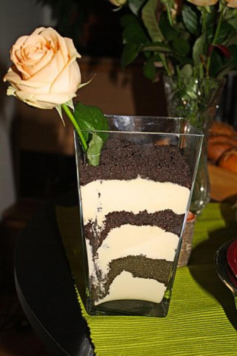 Blumenerde Schicht-Dessert aus Vanillecrème und Oreokeksen - Rezept mit ...