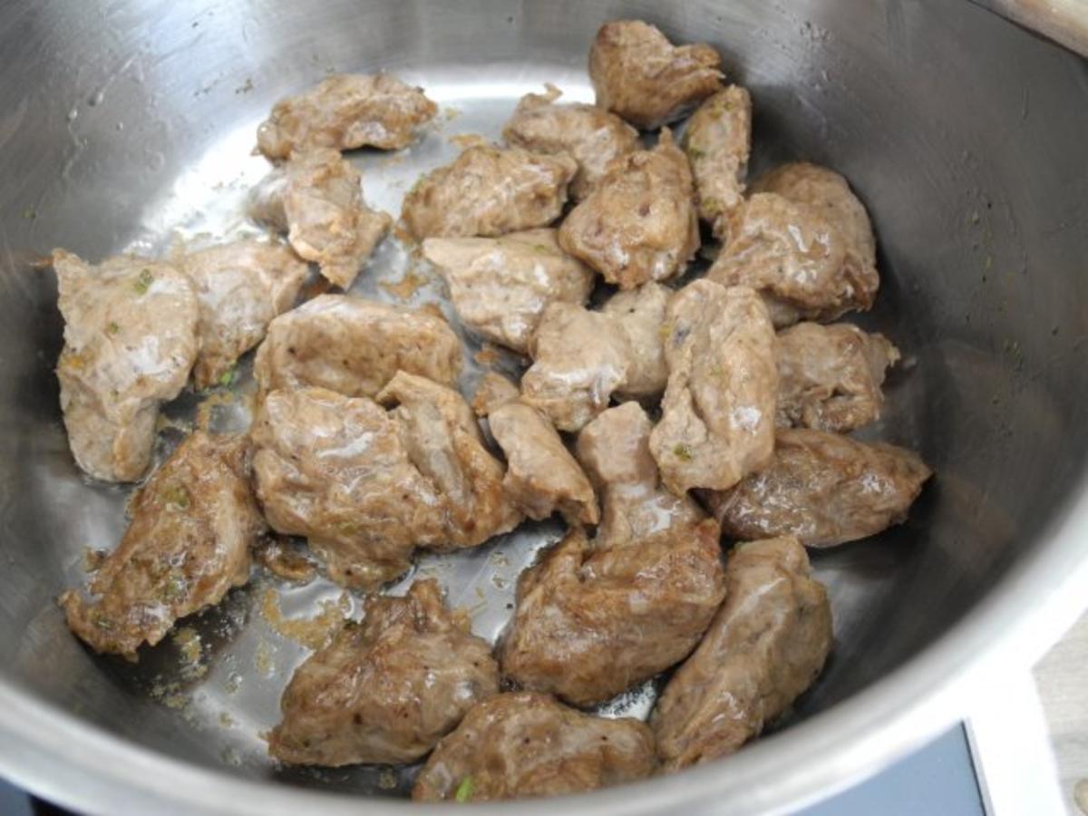 Vegan : Gewürfelte Porree - Kräuter - Kartoffeln mit Soja - Gulasch - Rezept - Bild Nr. 3
