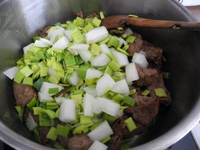 Vegan : Gewürfelte Porree - Kräuter - Kartoffeln mit Soja - Gulasch - Rezept - Bild Nr. 4