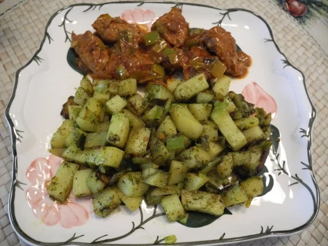 Vegan : Gewürfelte Porree - Kräuter - Kartoffeln mit Soja - Gulasch - Rezept