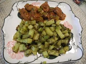 Vegan : Gewürfelte Porree - Kräuter - Kartoffeln mit Soja - Gulasch - Rezept