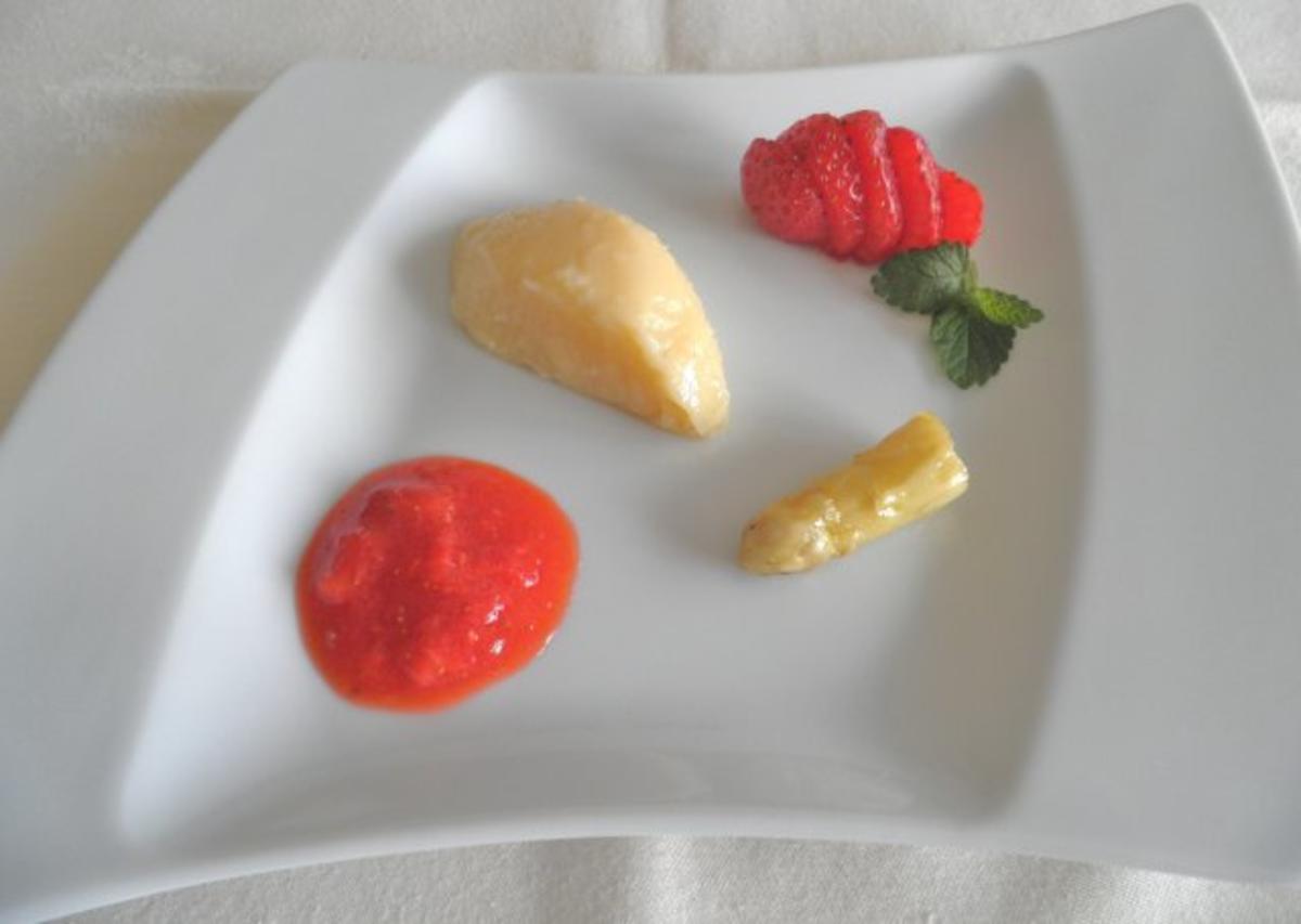 Spargel - Mousse mit Erdbeer - Sauce und karamelisierten Spargelspitzen ... - Rezept - Bild Nr. 2