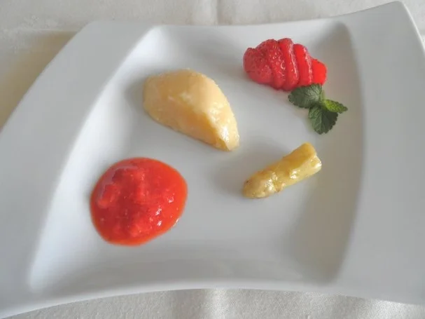 Spargel - Mousse mit Erdbeer - Sauce und karamelisierten Spargelspitzen ... - Rezept - Bild Nr. 2